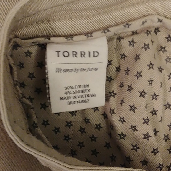 Torrid Cargo Capri's - Picture 4 of 6
